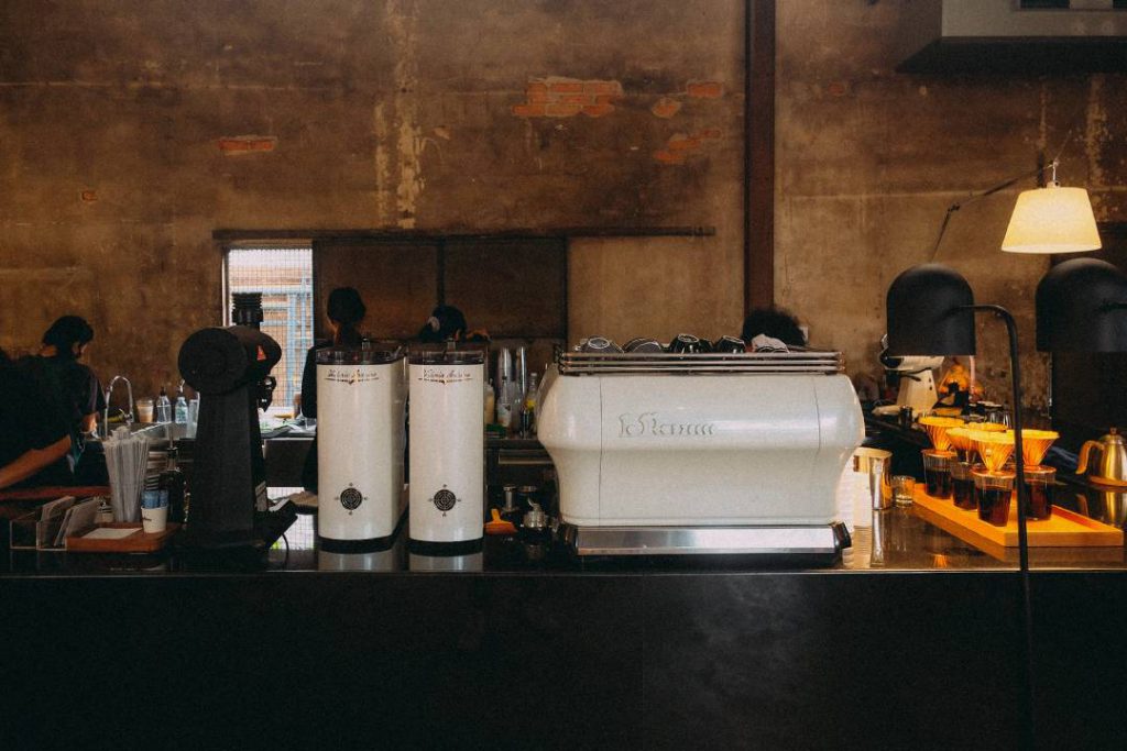 โรงกลึงโกดังเก่าสู่ร้านกาแฟสุดชิค #ตำนานร้านแตก Craftsman Roastery and ...